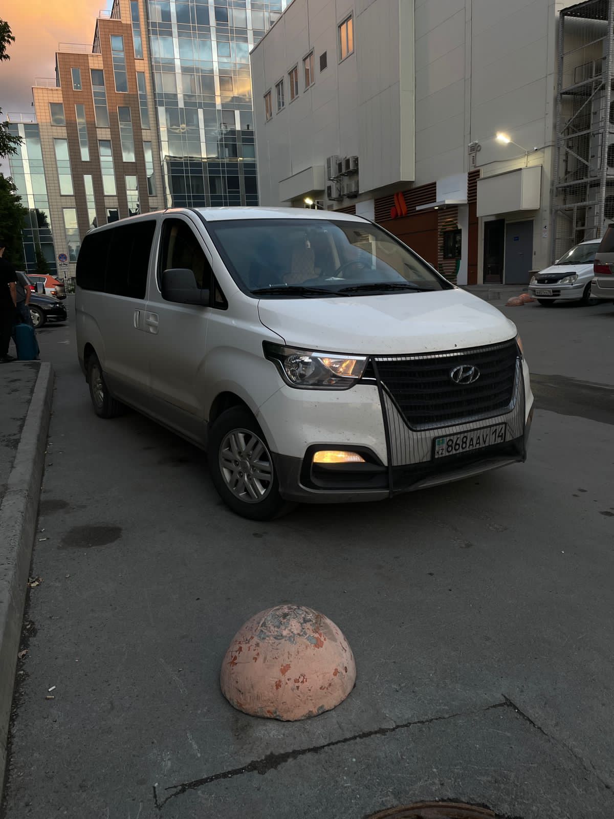 Крупный план чистого пассажирского кресла в автомобиле GrandTravel