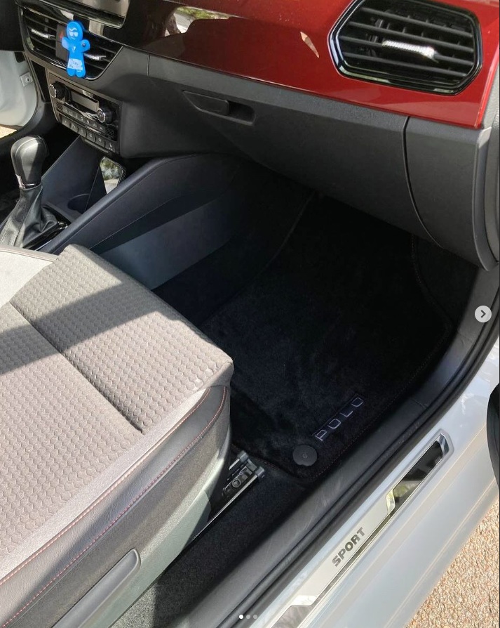 Черные ворсовые коврики с красной строчкой в Volkswagen Polo