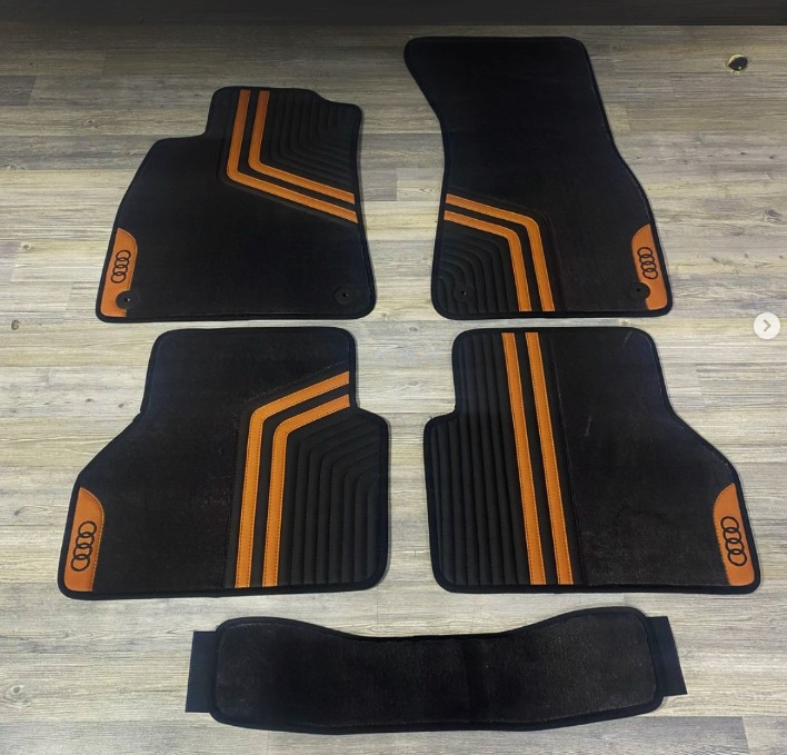 Коврики из ворса и экокожи в салоне Audi A6