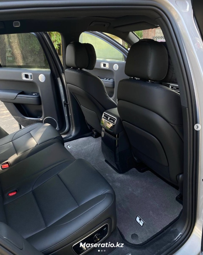 Светло-графитовые коврики в салоне Lixiang L7