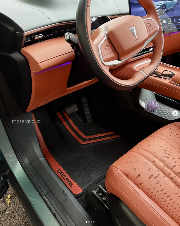 Коврики из экокожи с желтой строчкой в салоне Deepal S07