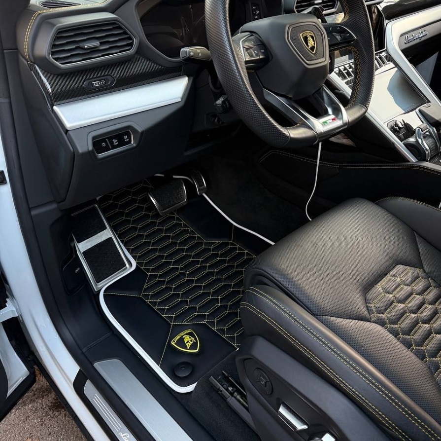 Премиальные автомобильные коврики Maseratio с желтой окантовкой в салоне авто в Алматы и Казахстане